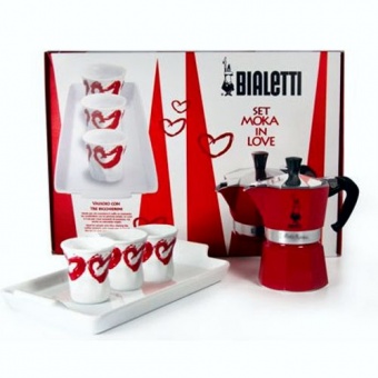 Набор из гейзерной кофеварки Bialetti MOKA EXPRESS красная на 3 чашки + поднос + 3 фарфоровые изогнутые чашки